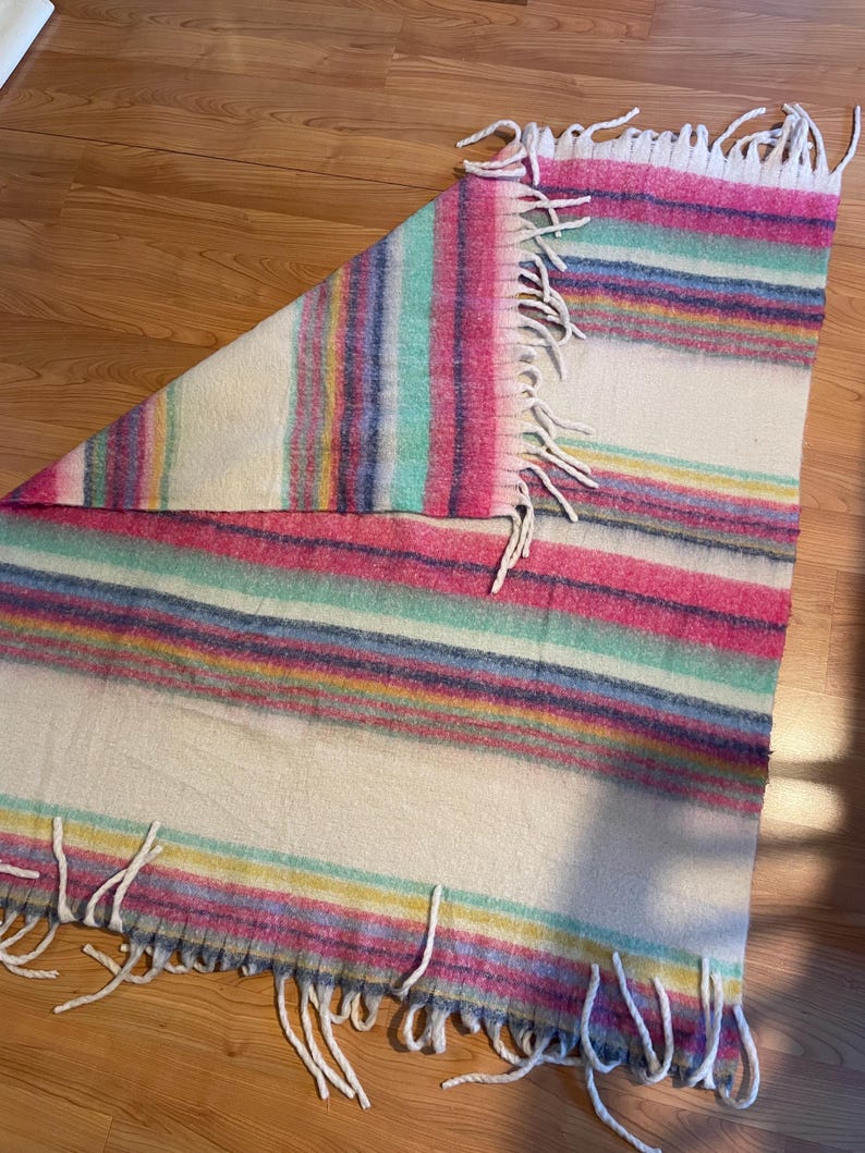 Free People, Like New Pre-Owned SUPER SOFT Colorful Fringe Throw Snuggle Wrap Blanket. Pre-owned, but like new excellent condition. afbeelding 5