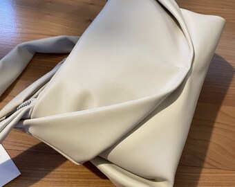 CLASSIC Effortless Street Level Elegance. Soft Vegan Leather CREAM Knot Purse. RARE & Classy! Modern Vintage Fashion Women's Accessories