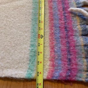Free People, Like New Pre-Owned SUPER SOFT Colorful Fringe Throw Snuggle Wrap Blanket. Pre-owned, but like new excellent condition. afbeelding 15