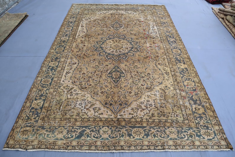 Alfombra beige de 1,93 m x 2,93 m, hecha a mano, de lana pura con diseño de cachemira. Hogar y vida. Alfombra única. Color neutro. Diseño Serapi. imagen 1