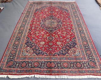 Puede incluir: Una gran alfombra rectangular roja con un intrincado diseño floral. La alfombra presenta un diseño de medallón central y un borde con elementos florales y geométricos. Dimensiones: aproximadamente 244 x 305 cm.