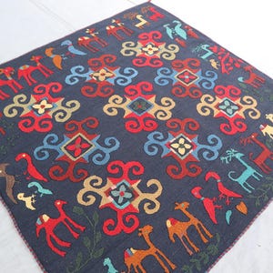 5&#39;7x5&#39;7 ft Suzani Classic Uzbek embroidery, Bokhara Suzani Kilim, Green Suzani Wall Hanging, Bedspread, Bed cover, Square Suzani Kilimm Rug