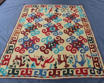 6&#39;4x5&#39;4 ft Uzbek Hand Embroidered Vintage Suzani Kilim Rug, Suzani Bedspread, Dining Table Cover, Suzani Wall Decor Art Flatweave Suzani Rug