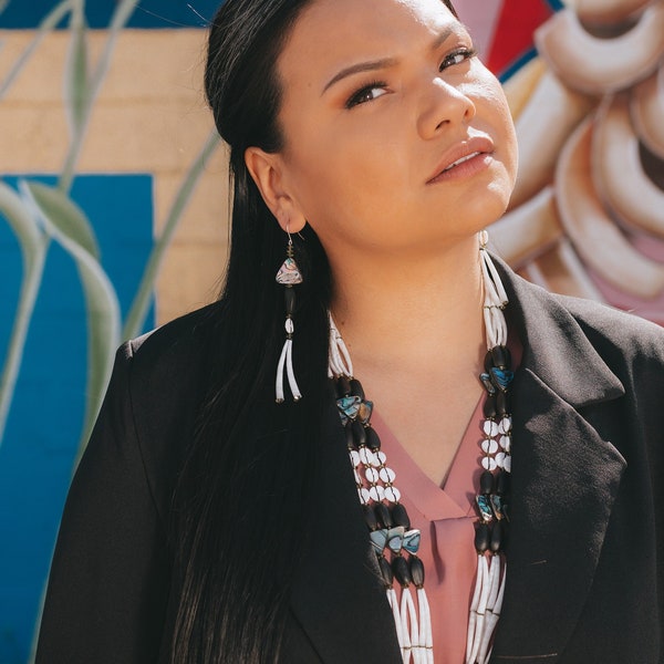 Zeitgenössische von amerikanischen Ureinwohnern inspirierte 18-Zoll-Frauenkette und Ohrring-Set mit heiligen Elementen