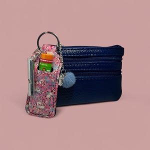 Ensemble d'accessoires pour porte-clés neufs avec porte-monnaie pour carte de crédit, sifflet de secours et joli support pour baguettes. avec quelques charmes ajoutés.