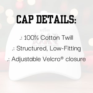 Puede incluir: Gorra de b&eacute;isbol blanca con texto negro que dice "CAP DETAILS: THE RETURN : 100% Cotton Twill MAKE AMERICA GREAT AGAIN : Structured, Low-Fitting : Adjustable Velcro&reg; closure"