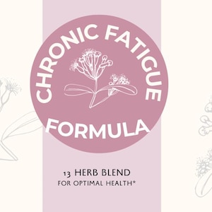 Puede incluir: Un círculo rosa y blanco con el texto "Chronic Fatigue Formula" y un dibujo de una planta. El texto "13 Herb Blend for Optimal Health" está debajo del círculo. El texto "Earth to Spirit" está en un círculo negro con un dibujo de una persona de pie sobre un globo terráqueo con un sol arriba. El texto "Empowering Whole Health of Body, Mind, and Spirit" está debajo del círculo. El texto "Youtube @EarthToSpirit" está debajo del texto. El texto "INGREDIENTS" está en la parte superior izquierda de la imagen. El texto "USE" está debajo del texto "INGREDIENTS". El texto "PACKAGED BY" está en la parte superior derecha de la imagen.