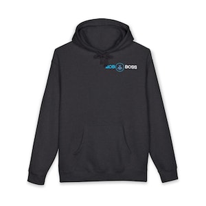Puede incluir: Sudadera con capucha gris oscuro con bolsillo delantero y capucha. La sudadera tiene el texto "MOB BOSS" en azul, con un logotipo circular. La sudadera está hecha de un material suave.