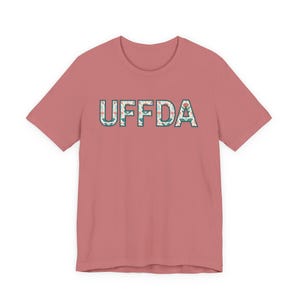 UFFDA Blumenbuchstaben T-Shirt | T-Shirt mit skandinavischer norwegischer Phrase