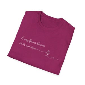 Camiseta suave "Cada flor florece a su tiempo", camiseta inspiradora "Jardín de flores", regalo inspirador para amantes de las flores, camiseta motivadora.