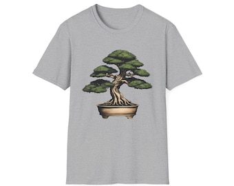 Könnte beinhalten: Ein kurzärmeliges T-Shirt in Grau meliert mit einer zentrierten grafischen Illustration eines Bonsai-Baums. Der Baum hat einen strukturierten, hellbraunen Stamm und Äste mit dichtem, dunkelgrünem Laub, gepflanzt in einem flachen, beigen Topf.