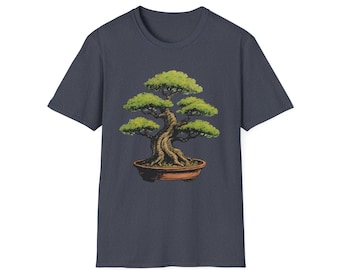 Könnte beinhalten: Ein dunkelgraues Kurzarm-T-Shirt mit einer zentrierten grafischen Illustration eines Bonsai-Baums. Der Baum hat einen strukturierten, braunen, gewundenen Stamm mit leuchtend grünen Blattlagen, alles in einem flachen, ovalen braunen Topf.