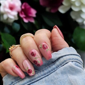 Rosa Nägel mit Katzenauge-Akzenten und Rosen, 10-teiliges Frühlings-Sommer-Set, abgebildet mit kurzer Coffin-Form, Prep Kit inklusive, stilvoller Nail Art Glam