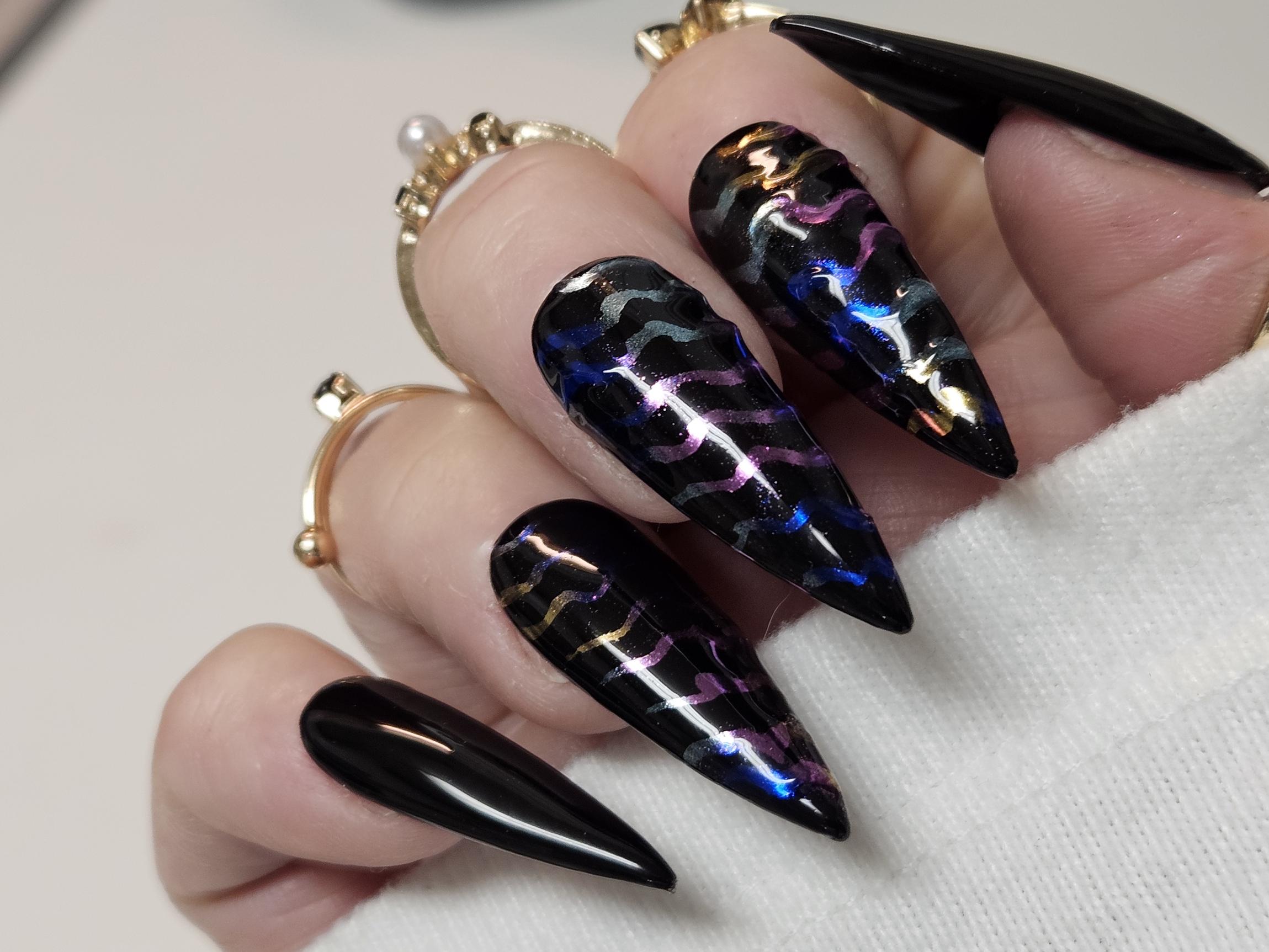 ブラックグロススティレットネイル • カプセル化されたクロムマルチ