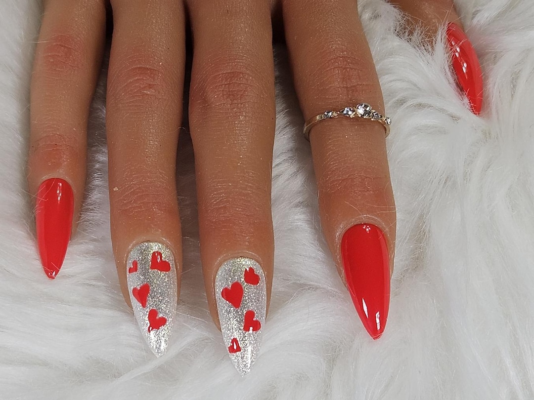 Sparkling 2025 Holiday Glitter Nail Design