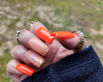 Oranje pers • Accentnagels met gouden glitterpunt • Heldere, leuke, zomerse look