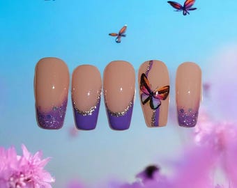 Unghie finte viola glitterate, con decorazioni a farfalla, finitura in gel, riutilizzabili e di tendenza.