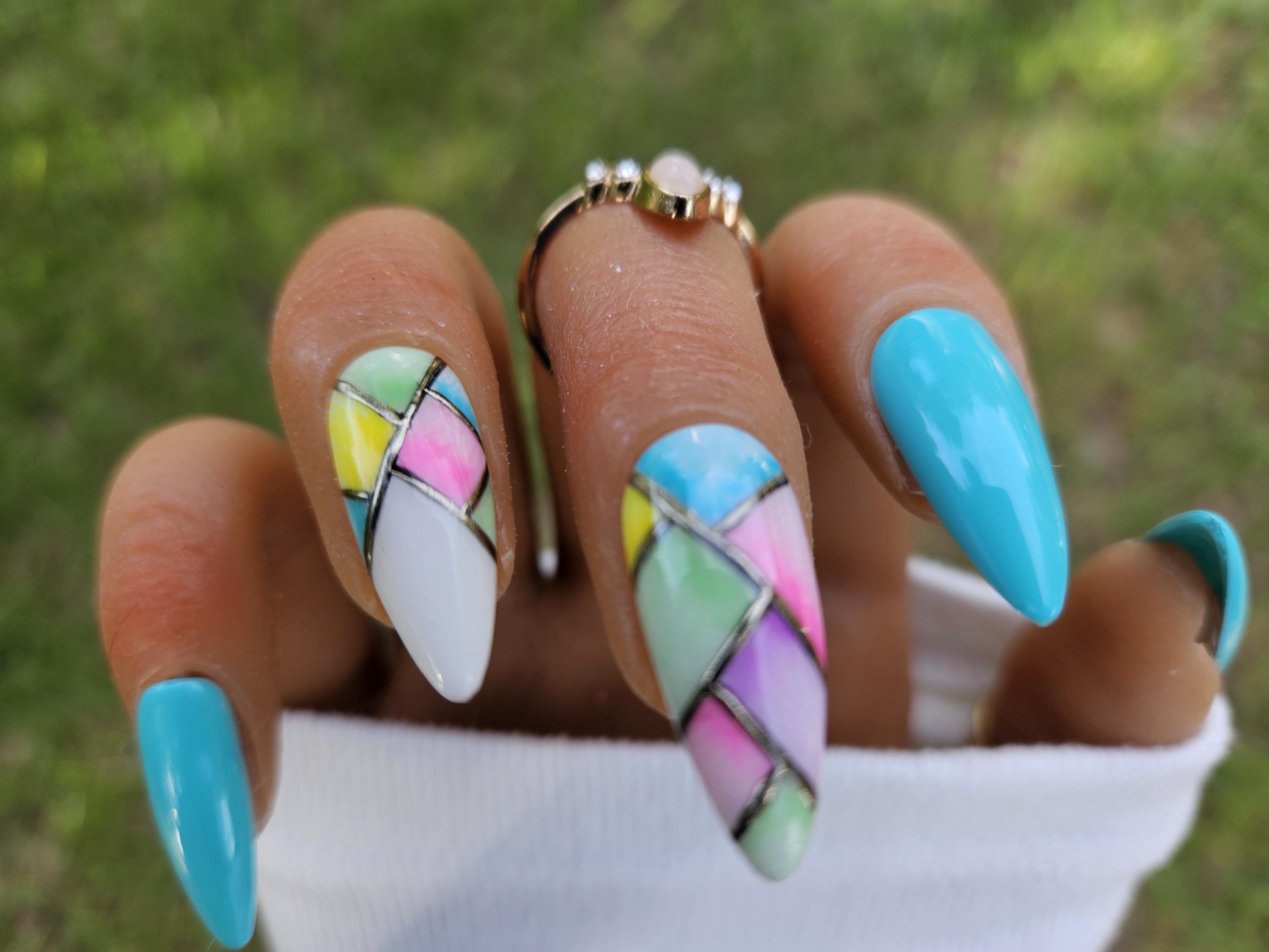 Modern Short Stiletto Nails That Shine