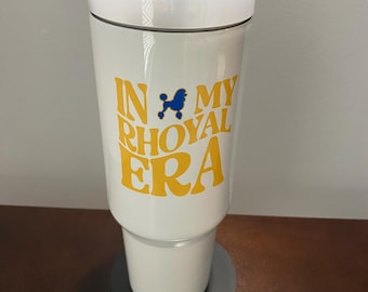 Vaso Sigma Gamma Rho de 40 oz "In My Royal Era" con pajita.