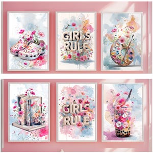 Peut inclure: Six impressions d'art encadrées à l'aquarelle avec des motifs floraux et textuels. Les impressions présentent des images de chaussures, le texte "GIRLS RULE", une palette de peinture, des livres et une boisson au boba. La palette de couleurs comprend du rose, du bleu et du blanc.