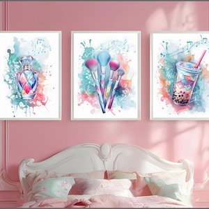 Könnte beinhalten: Drei gerahmte Aquarelldrucke mit rosa und türkis Farbtönen. Die Drucke zeigen einen Parfümflakon, Make-up-Pinsel und ein Bubble-Tea-Getränk. Noten und farbenfrohe Farbspritzer umgeben jedes Bild und erzeugen eine skurrile Ästhetik.