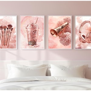 Op de afbeelding: Vier ingelijste kunstprints met een roze aquarelthema. De prints tonen make-up borstels, een bubble tea, een megafoon en een koptelefoon. Het kunstwerk heeft een roségouden kleurenschema en wordt boven een bed weergegeven.