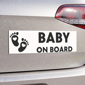 Magnes samochodowy „Baby on Board” | Zabawna naklejka na zderzak z informacją o narodzinach dziecka dla rodziców | Personalizowany znak na pojazd | Dekoracja informująca o bezpieczeństwie dziecka | Naklejka na zderzak