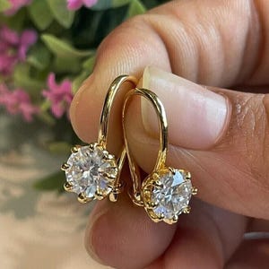 Eleganta 2 karat rundslipade droppformade diamantörhängen | 14 karat gult guldplätering | Naturliga HPHT-diamanter | Handgjorda lyxsmycken