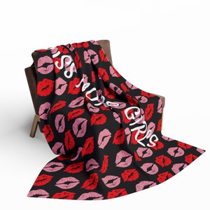 Kiss More Girls Fleece Deken, LGBTQ deken, Kiss More Girls gooien, Gay Pride deken, Lesbische deken, LGBT Lesbische deken,