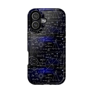Op de afbeelding: Donkerblauwe telefoonhoes met een patroon van witte wiskundige vergelijkingen, geometrische vormen en sterren. De hoes heeft een glanzende afwerking en een uitsparing voor een dubbele camera.