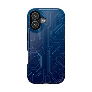 Peut inclure: Coque de téléphone bleu marine avec un motif de circuit imprimé bleu clair. L'étui a une finition brillante et une découpe pour l'appareil photo du téléphone. Le motif est un réseau de lignes et de points.
