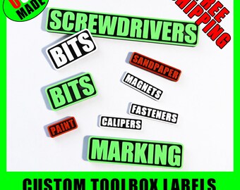 Op de afbeelding: Een verzameling aangepaste gereedschapskistlabels met namen van gereedschappen in witte tekst op gekleurde achtergronden. Labels zijn onder meer "SCREWDRIVERS", "BITS", "PAINT", "SANDPAPER", "MAGNETS", "FASTENERS", "CALIPERS" en "MARKING".