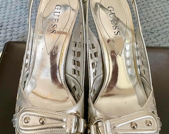 Zapatos de tacón de aguja vintage Guess plateados de 12,7 cm con punta abierta y tira trasera - talla 8