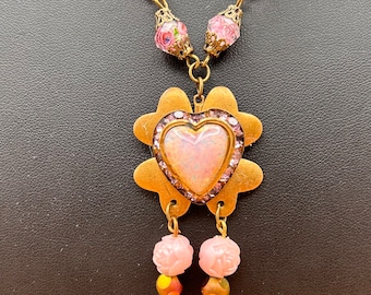 Piedra de cristal de ópalo rosa vintage enmarcada en latón con colgantes de cuentas moldeadas y cadena de cristal personalizada