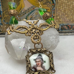 Antieke ovale porseleinen vrouw geschilderd portret messing filigraan aangepast frame, geüpcycled ketting met groene glaskralen