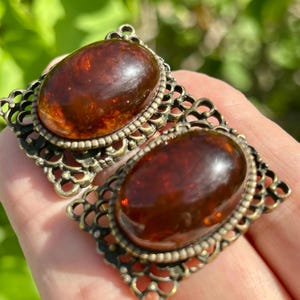 Vintage brutalist large root beer amber glass cabochon textured gold rectangular shape clip earrings, 1 3/8”