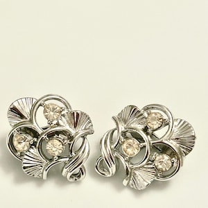 Pendientes vintage de clip con diamantes de imitación y detalle de abanico en tono plateado firmados por Coro, 1 pulgada
