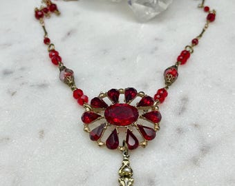 Broche vintage de múltiples piedras de vidrio rojo, cadena de rosario colgante de vidrio rojo con perlas de imitación recicladas