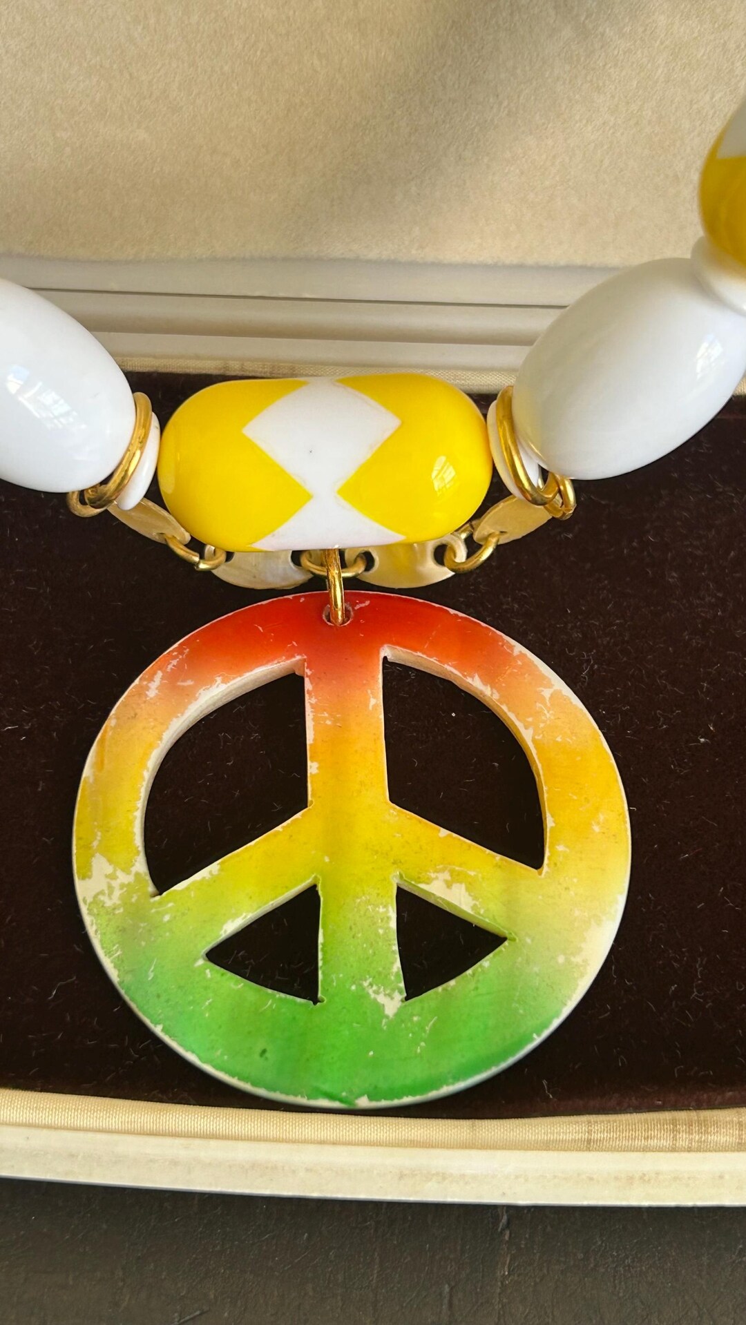 アクセサリー PEACE Vintage Shell Multicolor Peace Sign Pendant on Vintage Plastic