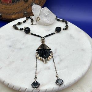 Collar vintage reciclado con colgante de acrílico y latón ranurado en negro y cuentas de vidrio