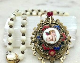 Collier ancien vintage chérubin en porcelaine et émail sur cadre en laiton
