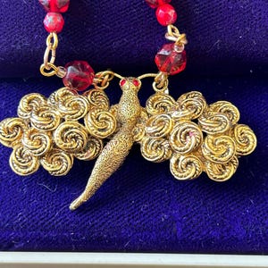 Broche con forma de libélula, polilla y mariposa con alas de remolino doradas y ornamentadas vintage, collar de cadena de cristal facetado rojo.