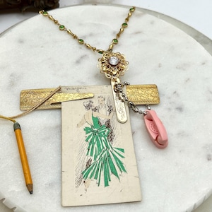 Vintage danskaart, potlood bijgevoegd, namen danspartner erin, roze roterende plastic telefoon, geüpcycled ketting met strass bloemenclip