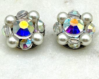 Pendientes vintage de mediados de siglo con cristales facetados redondos de cristal AB transparente, 1"