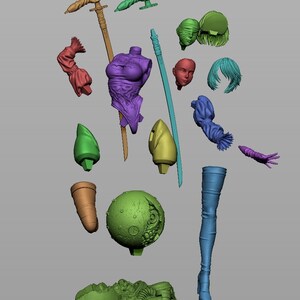 Puede incluir: Una colecci&oacute;n de piezas de modelo impresas en 3D, que incluyen un torso morado, una katana turquesa y varias extremidades y cabezas. Las piezas son de varios colores, como verde, amarillo y azul, y est&aacute;n dispuestas sobre un fondo gris.