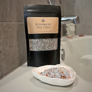Sais de banho de alecrim e árvore do chá - feitos à mão com óleos essenciais puros - aromaterapia relaxante na hora do banho - saco de 8 onças