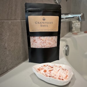 Sais de banho de toranja e manjericão - feitos à mão com óleos essenciais puros - aromaterapia relaxante na hora do banho - saco de 8 onças
