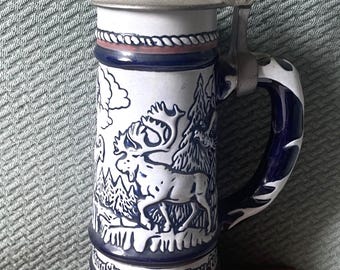 Boccale da birra Avon con scena di animali di montagna, 1976, realizzato a mano in Brasile da Ceramarte
