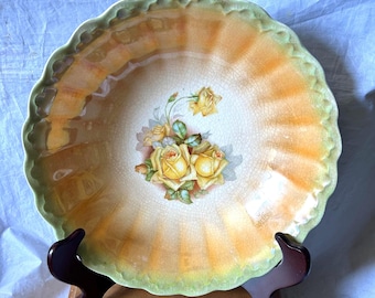 Bol antiguo de porcelana bicolor de 28 cm con rosas amarillas en el centro.