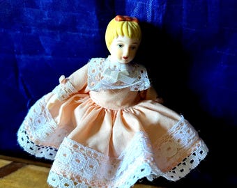 Vintage roze en witte jurk bisquepop van 4 inch